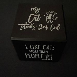 Cat saying cubes